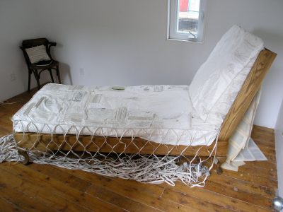 Lit de Proust : En attendant un baiser / Proust’s Bed: Waiting for a Kiss