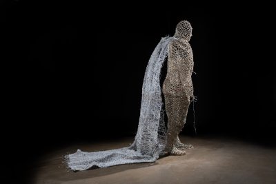 Hanging by a Thread / Ne tenir qu’à un fil (sculpture)